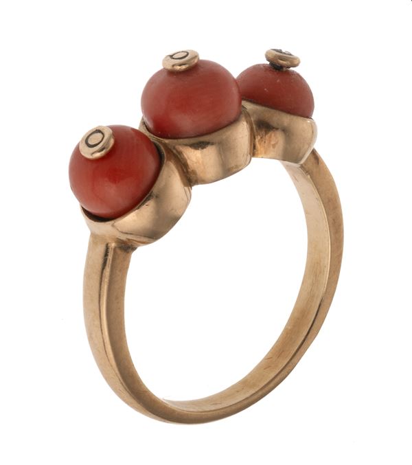 ANELLO CON TRE CORALLI
