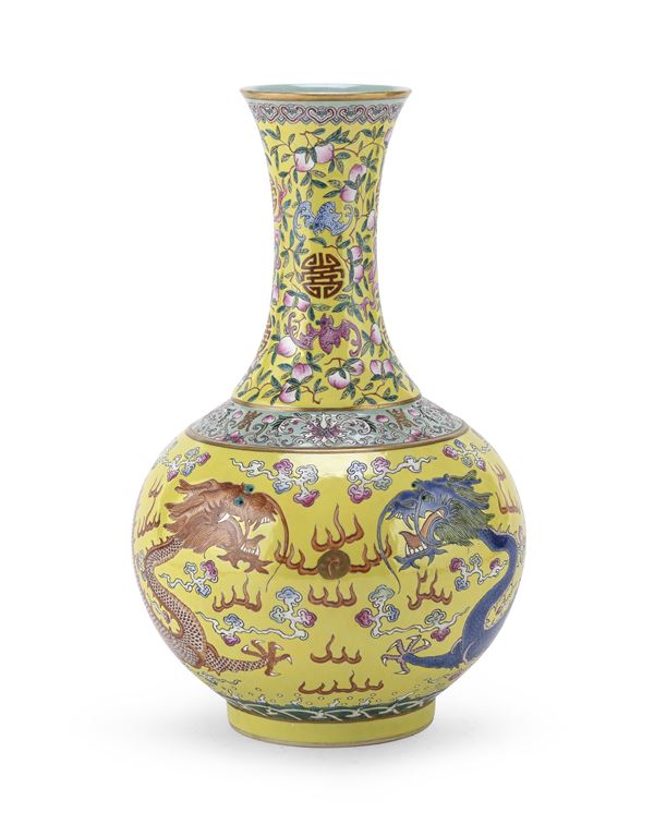 VASO IN PORCELLANA A FONDO GIALLO, CINA INIZI XX SECOLO