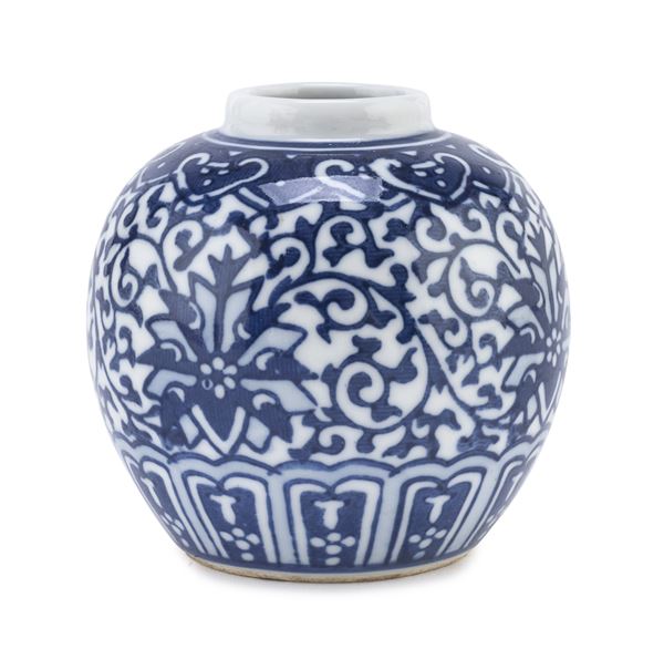 PICCOLO VASO IN PORCELLANA BIANCO E BLU, CINA
