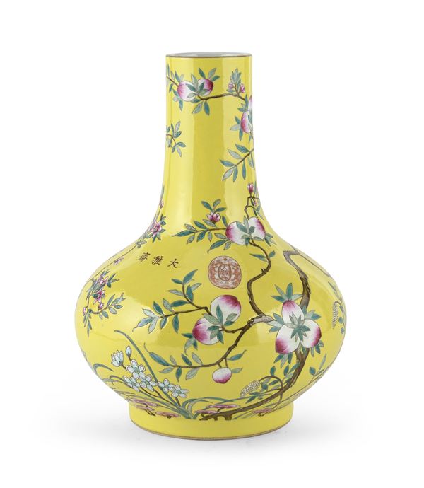 VASO IN PORCELLANA A FONDO GIALLO, CINA FINE XIX SECOLO