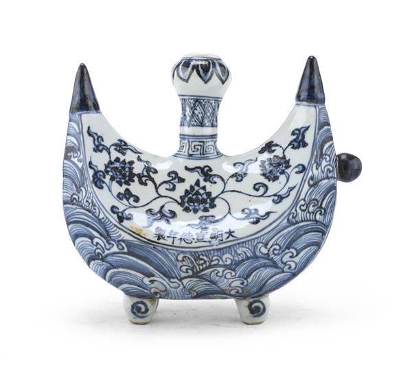 FIASCA IN PORCELLANA BIANCO E BLU, CINA
