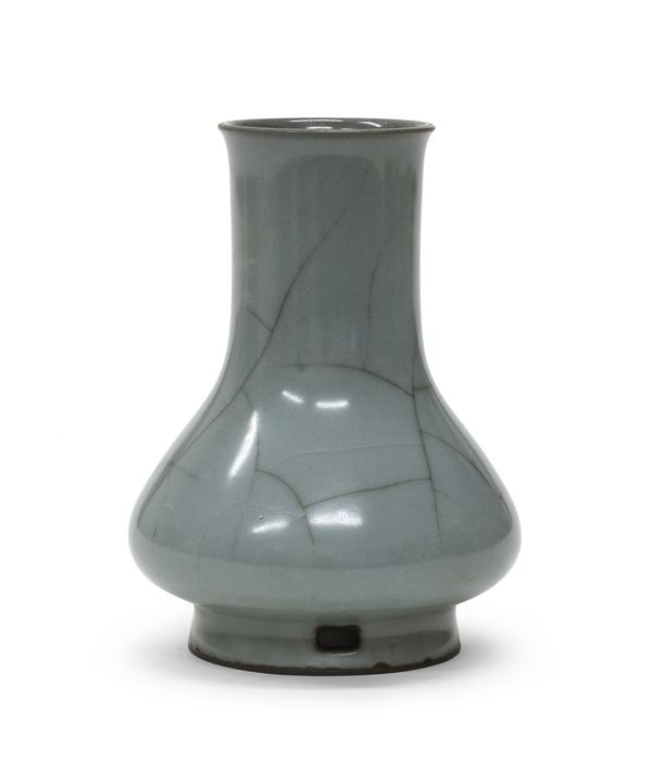 VASO IN PORCELLANA AD INVETRIATURA CELADON, CINA