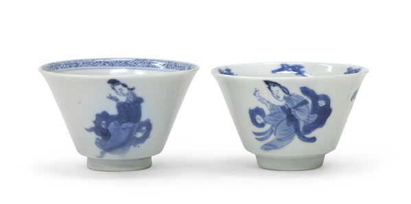 DUE PICCOLA TAZZE IN PORCELLANA BIANCO E BLU, CINA