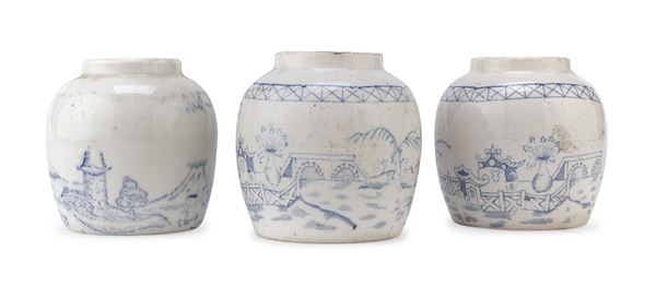 TRE PICCOLE GIARE IN PORCELLANA BIANCO E BLU, CINA, XX SECOLO