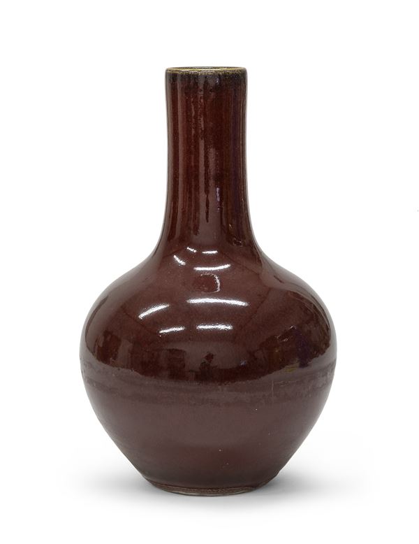 VASO IN PORCELLANA AD INVETRIATURA ROSSO RITUALE, CINA