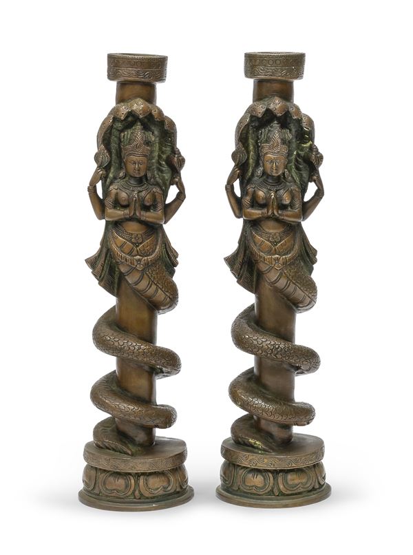 COPPIA DI CANDELIERI IN BRONZO, INDIA