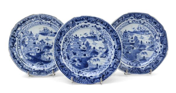 TRE PIATTINI IN PORCELLANA BIANCO E BLU, CINA FINE XVIII SECOLO