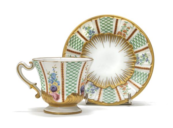 TAZZA E PIATTINO IN PORCELLANA, SEVRES