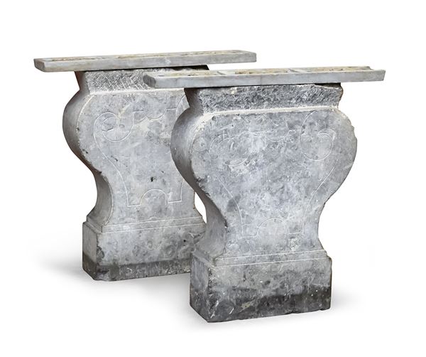 COPPIA DI TRAPEZOFORI IN MARMO PEPERINO GRIGIO, XVI SECOLO