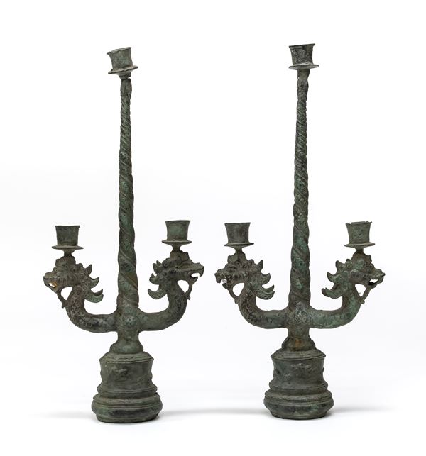 COPPIA DI CANDELABRI IN METALLO, INDIA INIZI XX SECOLO