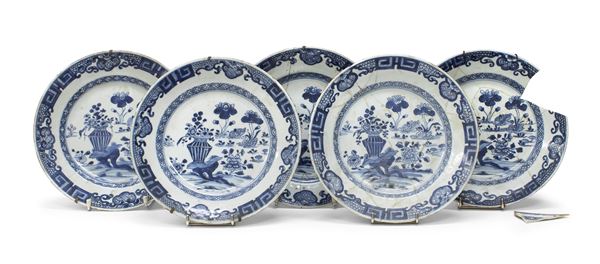 CINQUE PIATTI IN PORCELLANA BIANCO E BLU, CINA XIX SECOLO