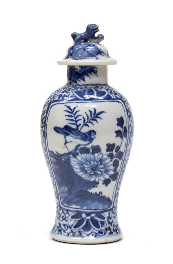 POTICHE MIGNON IN PORCELLANA, CINA FINE XIX SECOLO