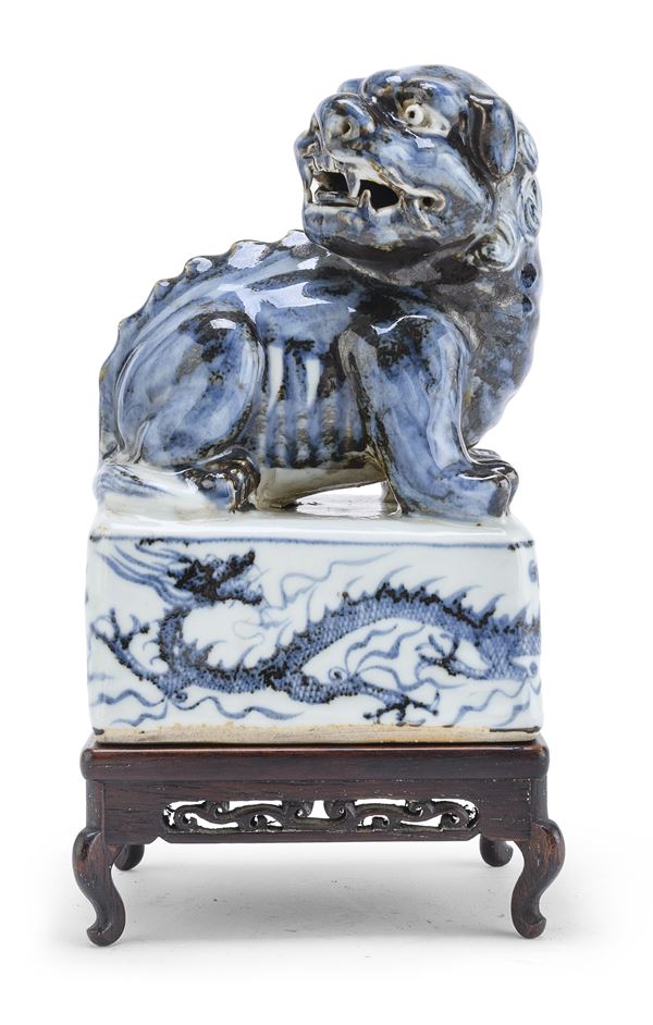 SCULTURA IN PORCELLANA BIANCO E BLU, CINA FINE XIX SECOLO