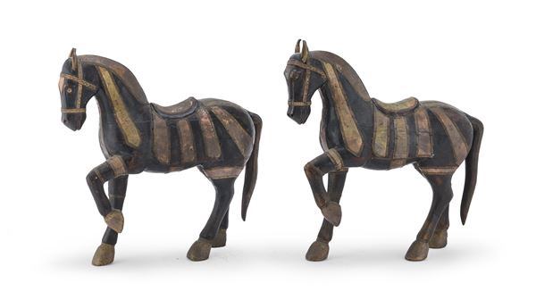 COPPIA DI SCULTURE DI CAVALLI DA PARATA, CINA INIZIO XX SECOLO