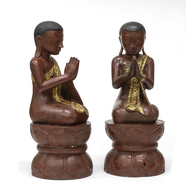 COPPIA DI SCULTURE IN LEGNO A LACCA ROSSA, TAILANDIA