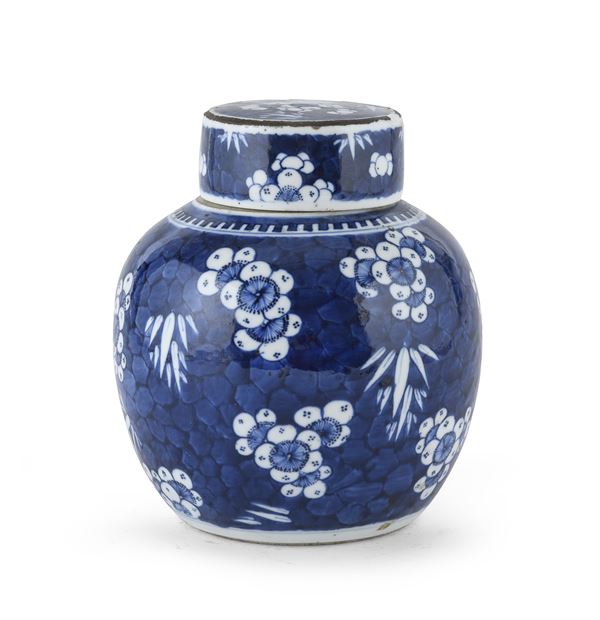 POTICHE IN PORCELLANA BIANCO E BLU, CINA