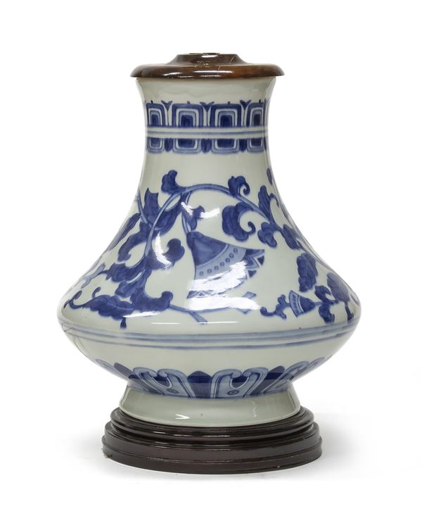 VASO IN PORCELLANA, CINA XX SECOLO