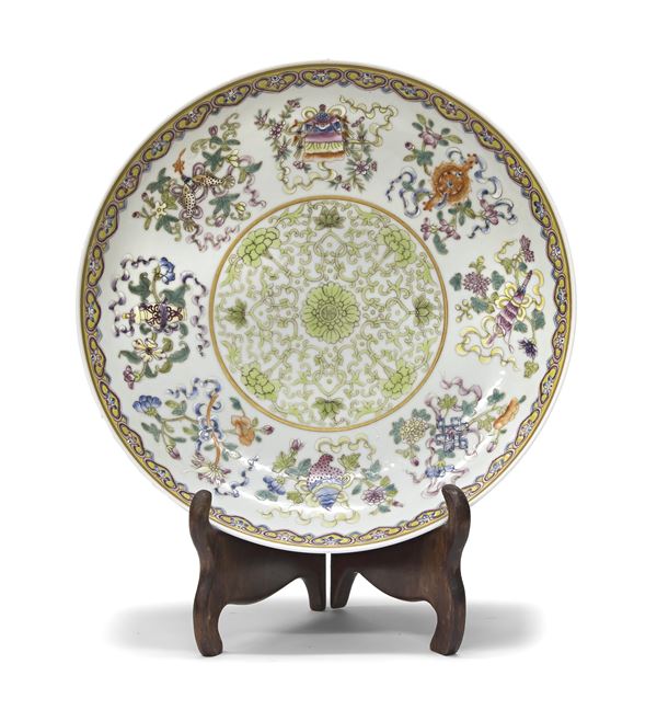 PIATTO IN PORCELLANA FAMIGLIA ROSA, CINA XX SECOLO