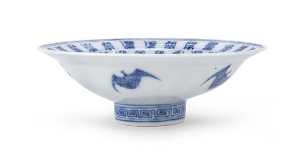 ALZATA IN PORCELLANA BIANCO E BLU, CINA
