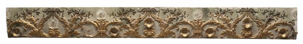 DUE DECORAZIONI PARIETALI IN LEGNO LACCATO, XVIII SECOLO