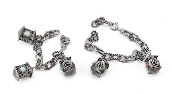 DUE BRACCIALETTI IN METALLO ARGENTATO