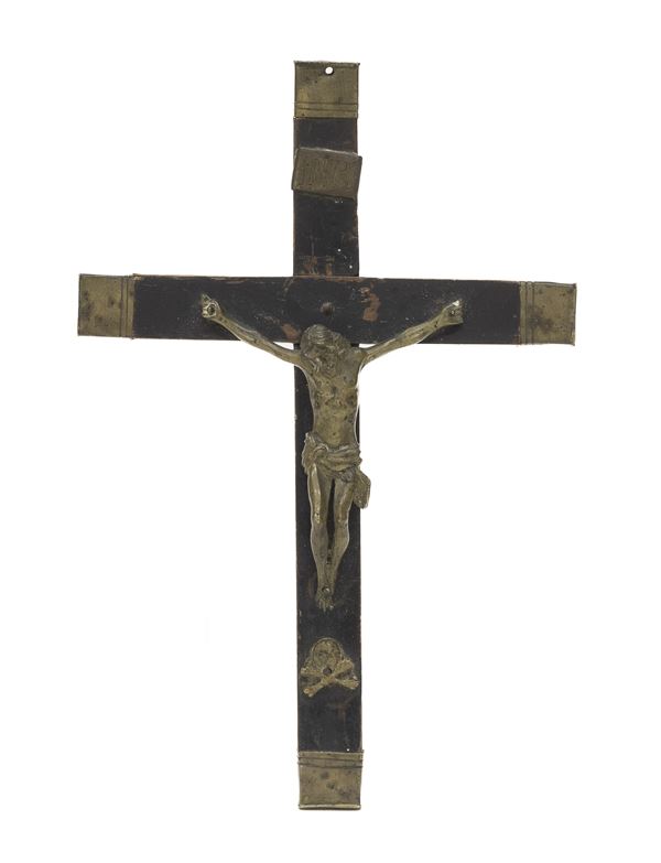 PICCOLO CROCIFISSO IN BRONZO BRUNITO, FINE XVIII SECOLO