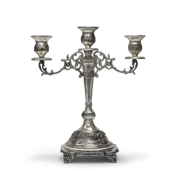 CANDELABRO IN METALLO ARGENTATO, INIZI XX SECOLO