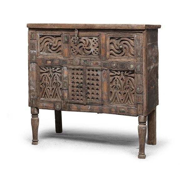 CREDENZA IN LEGNO DI SANDALO, INDIA FINE XIX SECOLO