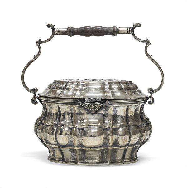 PICCOLA COMMODE IN NOCE, VENETO XVIII SECOLO