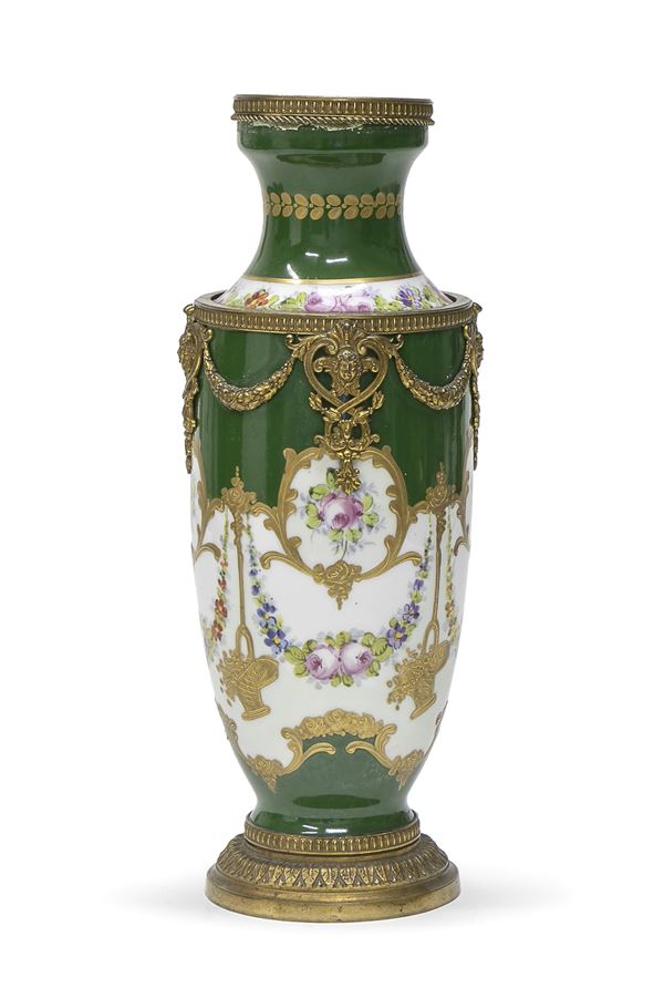 VASO IN PORCELLANA E BRONZO, SEVRES