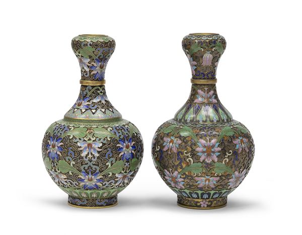 COPPIA DI VASI IN METALLO CLOISONNE', CINA XX SECOLO