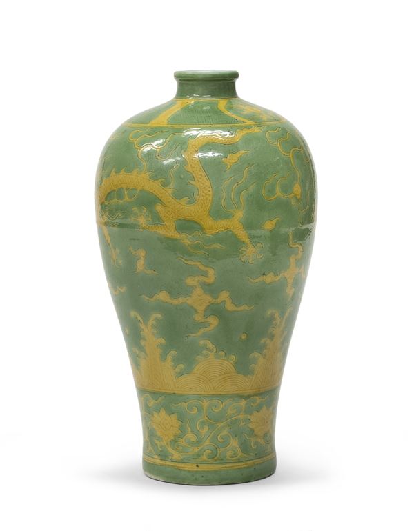 VASO IN PORCELLANA, CINA FINE XIX-INIZI XX SECOLO