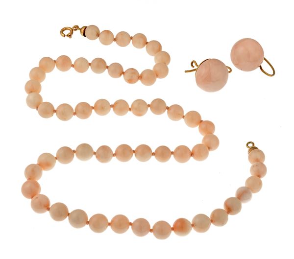 PARURE DI GIROCOLLO E COPPIA DI ORECCHINI DI CORALLO ROSA