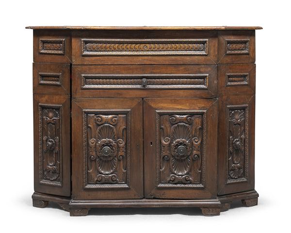 CREDENZA IN NOCE XVII SECOLO