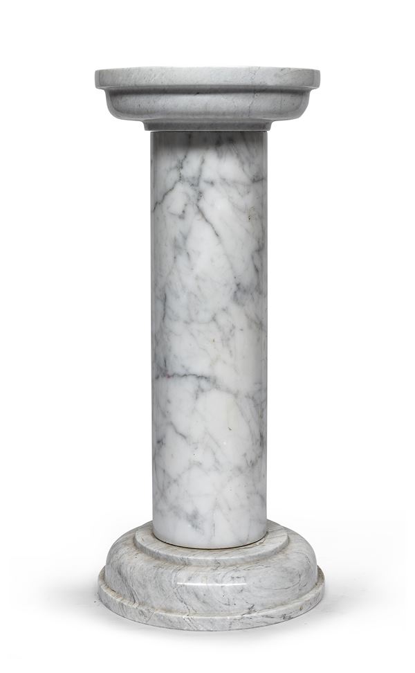 COLONNA IN MARMO BIANCO VENATO, XX SECOLO