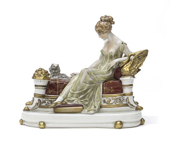STATUINA DI DONNA IN PORCELLANA, INIZI XX SECOLO