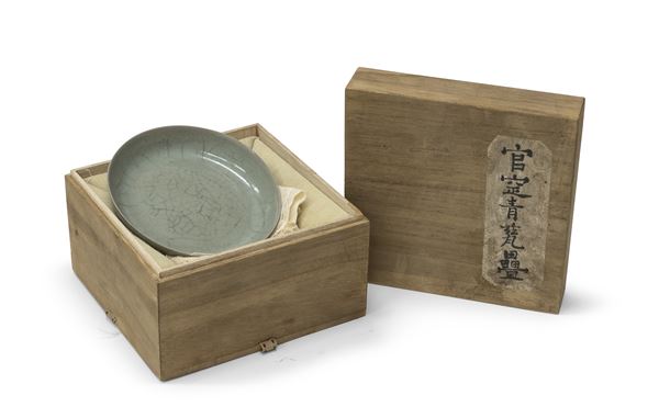 PICCOLO PIATTO IN PORCELLANA AD INVETRIATURA CELADON, CINA INIZIO XX SECOLO