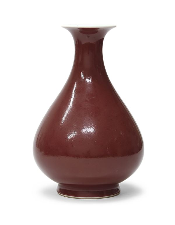 VASO IN PORCELLANA AD INVETRIATURA ROSSO RITUALE, CINA XX SECOLO