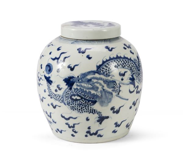 POTICHE IN PORCELLANA BIANCO E BLU, CINA