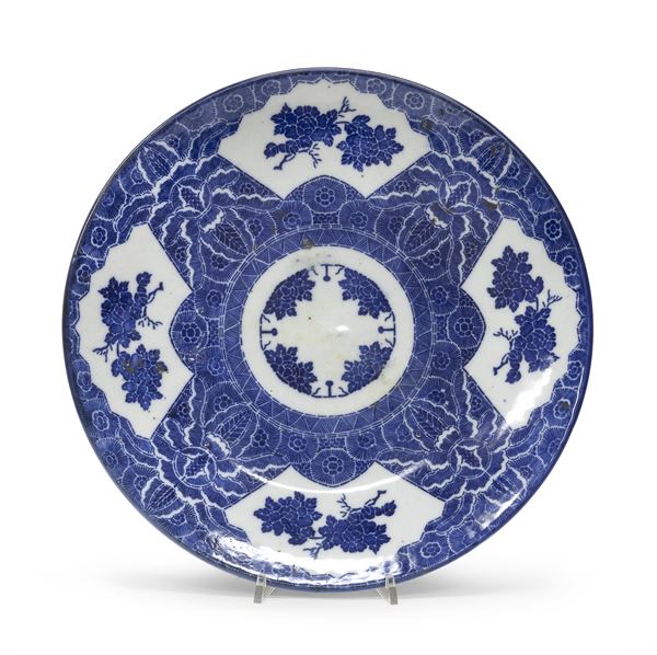 PIATTO IN PORCELLANA BIANCO E BLU, GIAPPONE, FINE XIX - INIZIO XX SECOLO