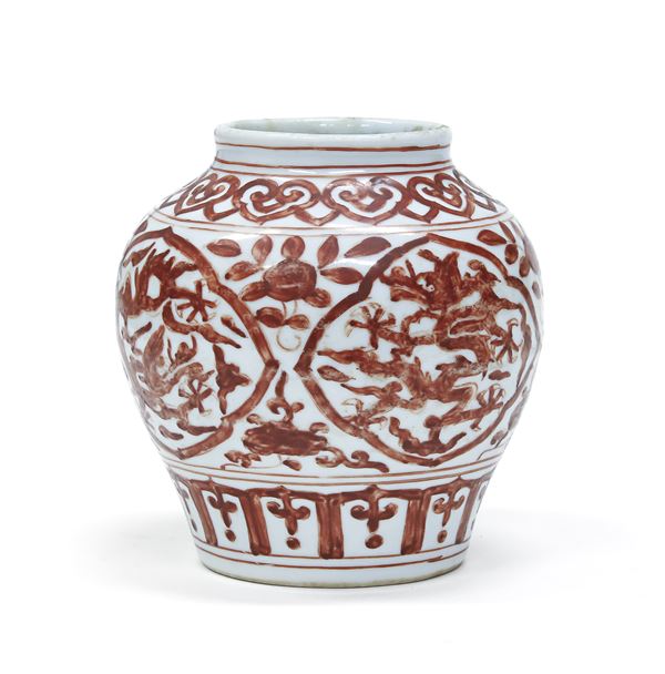 PICCOLO VASO IN PORCELLANA A SMALTO ROSSO, CINA FINE XIX-INIZIO XX SECOLO