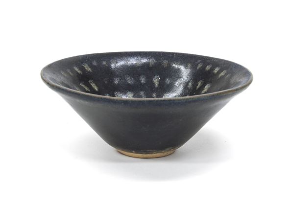 CIOTOLA IN CERAMICA AD INVETRIATURA NERA E MARRONE, CINA XX SECOLO