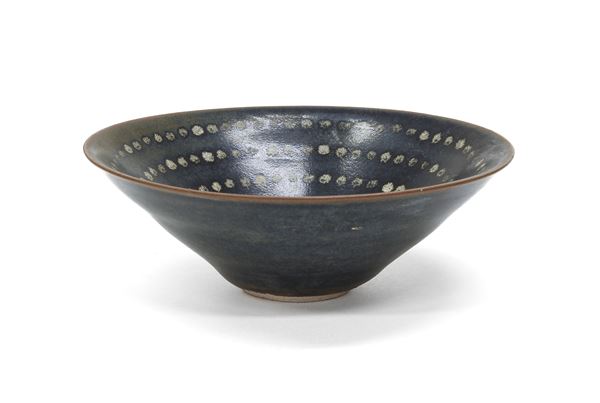 CIOTOLA IN CERAMICA AD INVETRIATURA NERA E MARRONE, CINA XX SECOLO