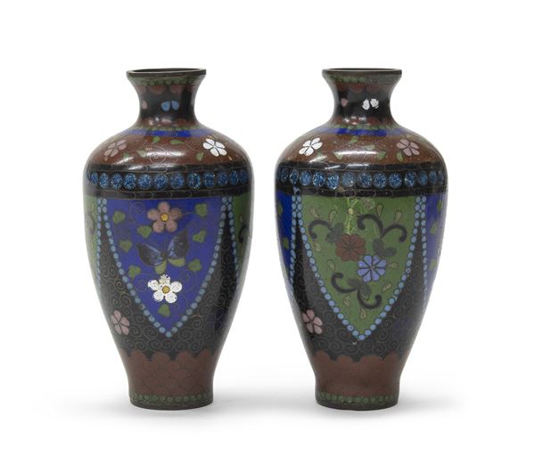 COPPIA DI VASI IN METALLO A SMALTI CLOISONNE', GIAPPONE FINE XIX-INIZIO XX SECOLO