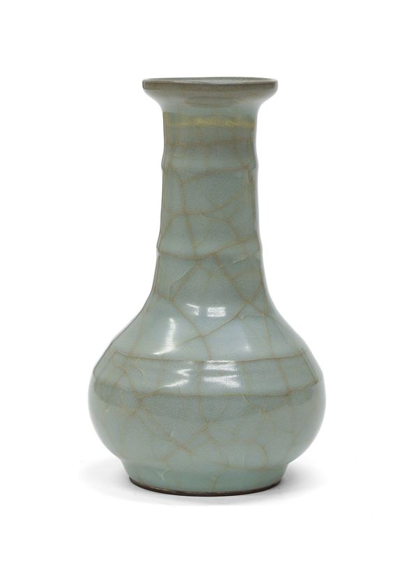 VASO IN PORCELLANA AD INVETRIATURA CELADON CRACKLE', CINA XX SECOLO