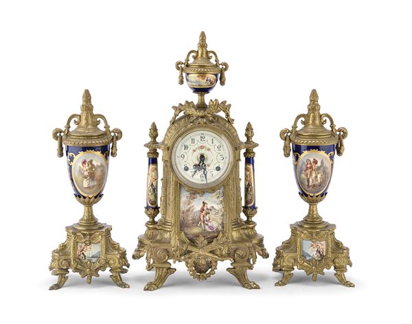 TRITTICO CON OROLOGIO IN BRONZO E PORCELLANA