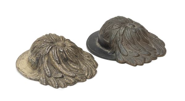 DUE MODELLI IN BRONZO DI CAPPELLI DA BERSAGLIERE