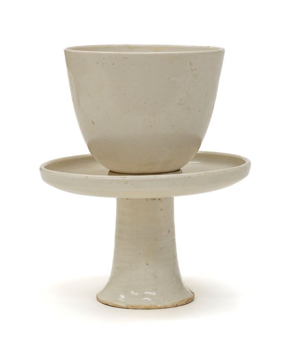 TAZZA CON ALZATA IN CERAMICA, CINA