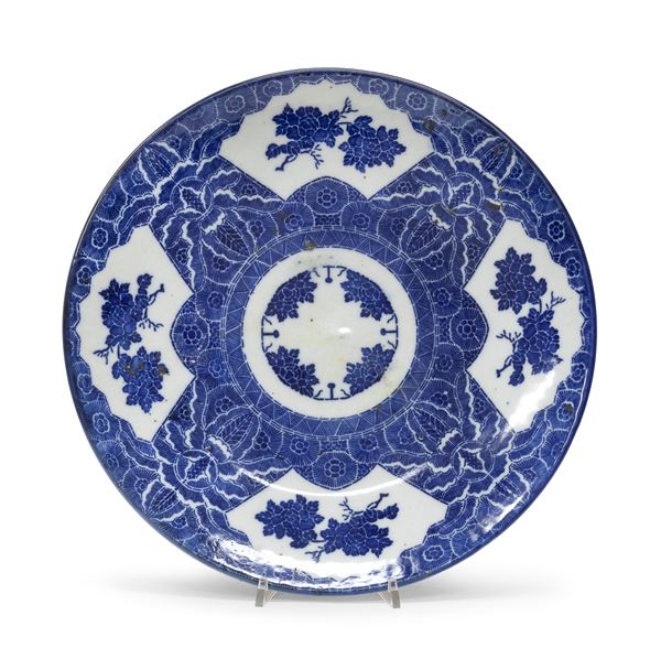 PIATTO IN PORCELLANA BIANCO E BLU, GIAPPONE, FINE XIX SECOLO