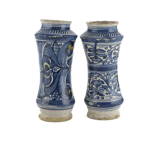 COPPIA DI ALBARELLI IN MAIOLICA, NAPOLI O SICILIA XVIII SECOLO